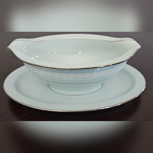 On Sale!  Noritake gravy boat with attached dish.  Excellent condition. - Picture 1 of 4